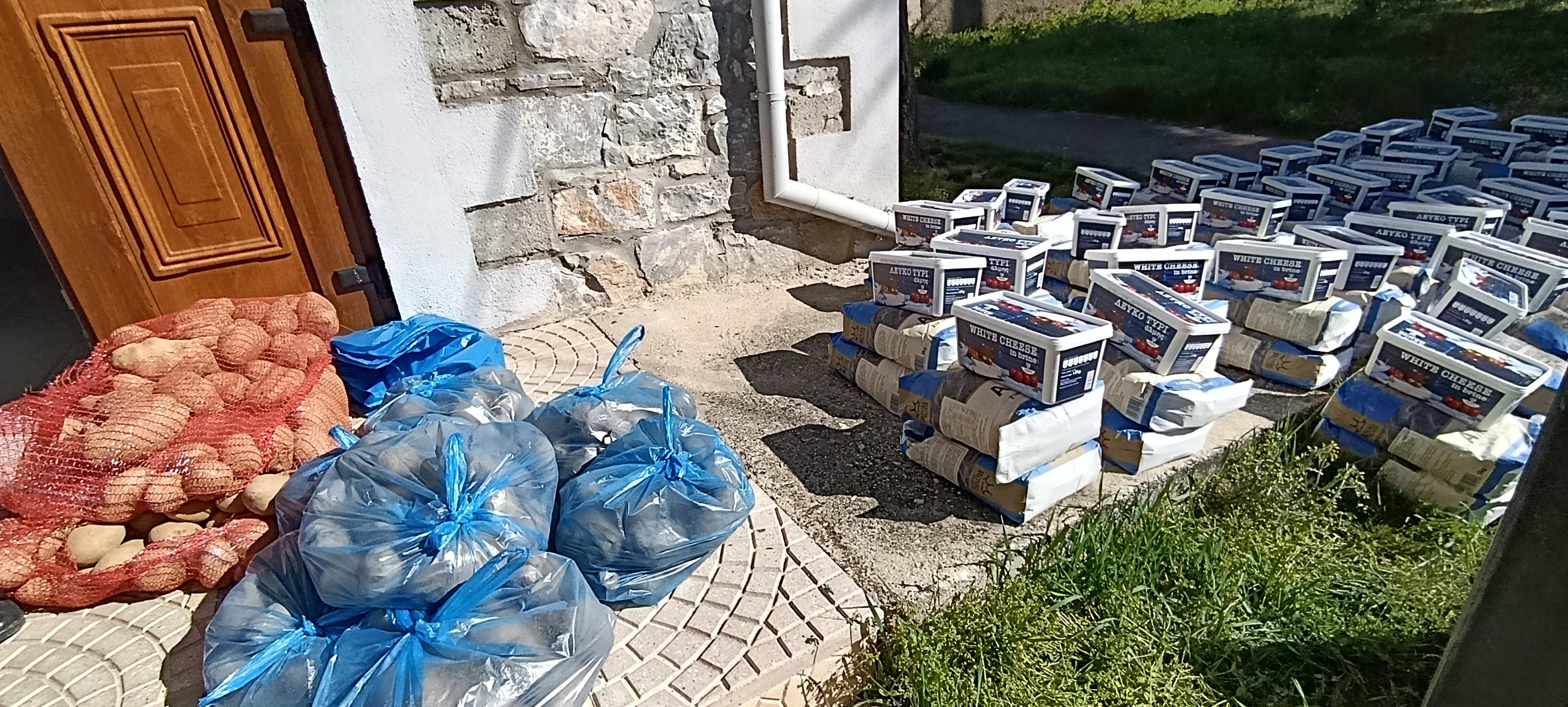 Διανεμήθηκαν τρόφιμα και είδη πρώτης ανάγκης από τον Δήμο Πρεσπών με αφορμή το Πάσχα